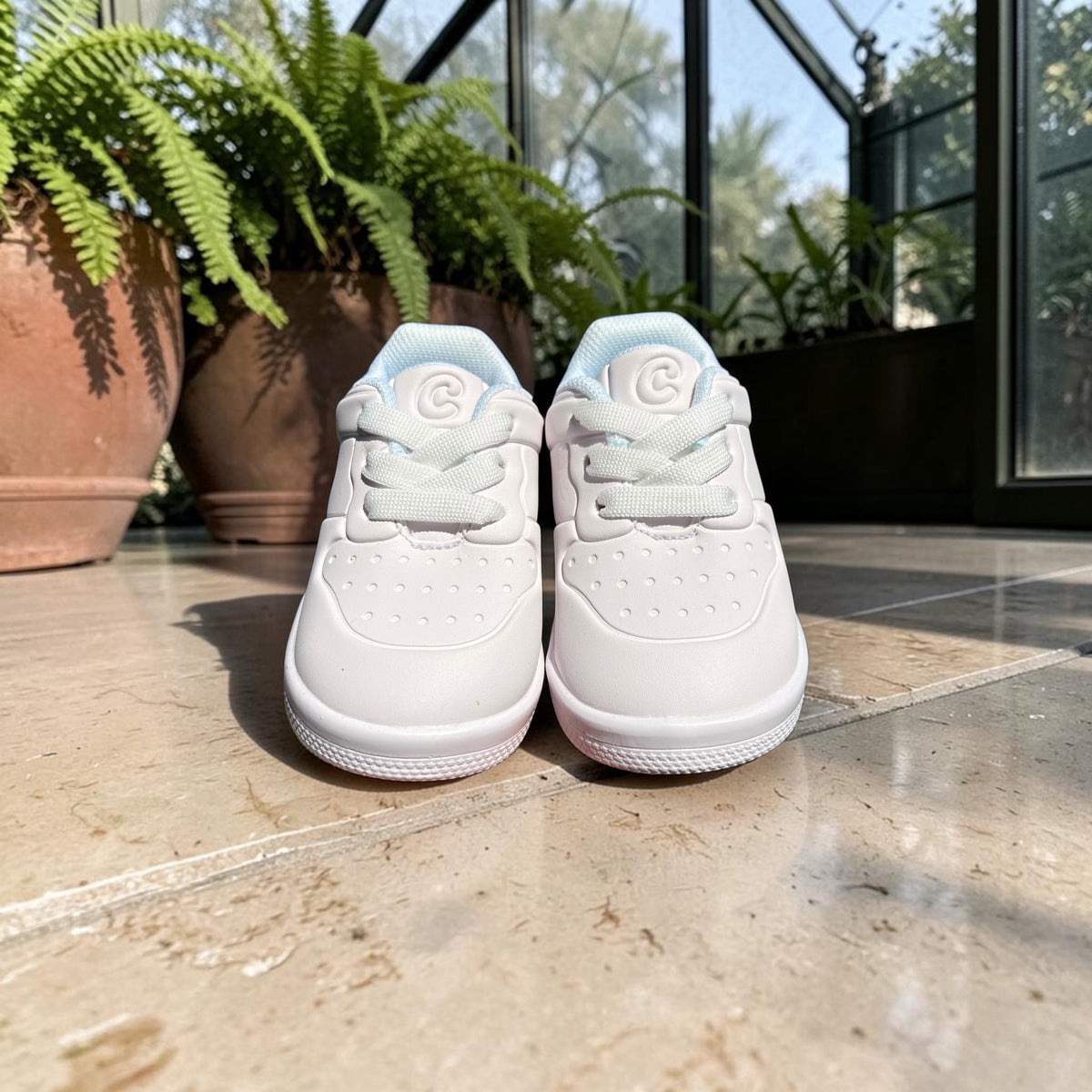 Ale, zapatos de bebé minimalistas blanco y negro Christhinne