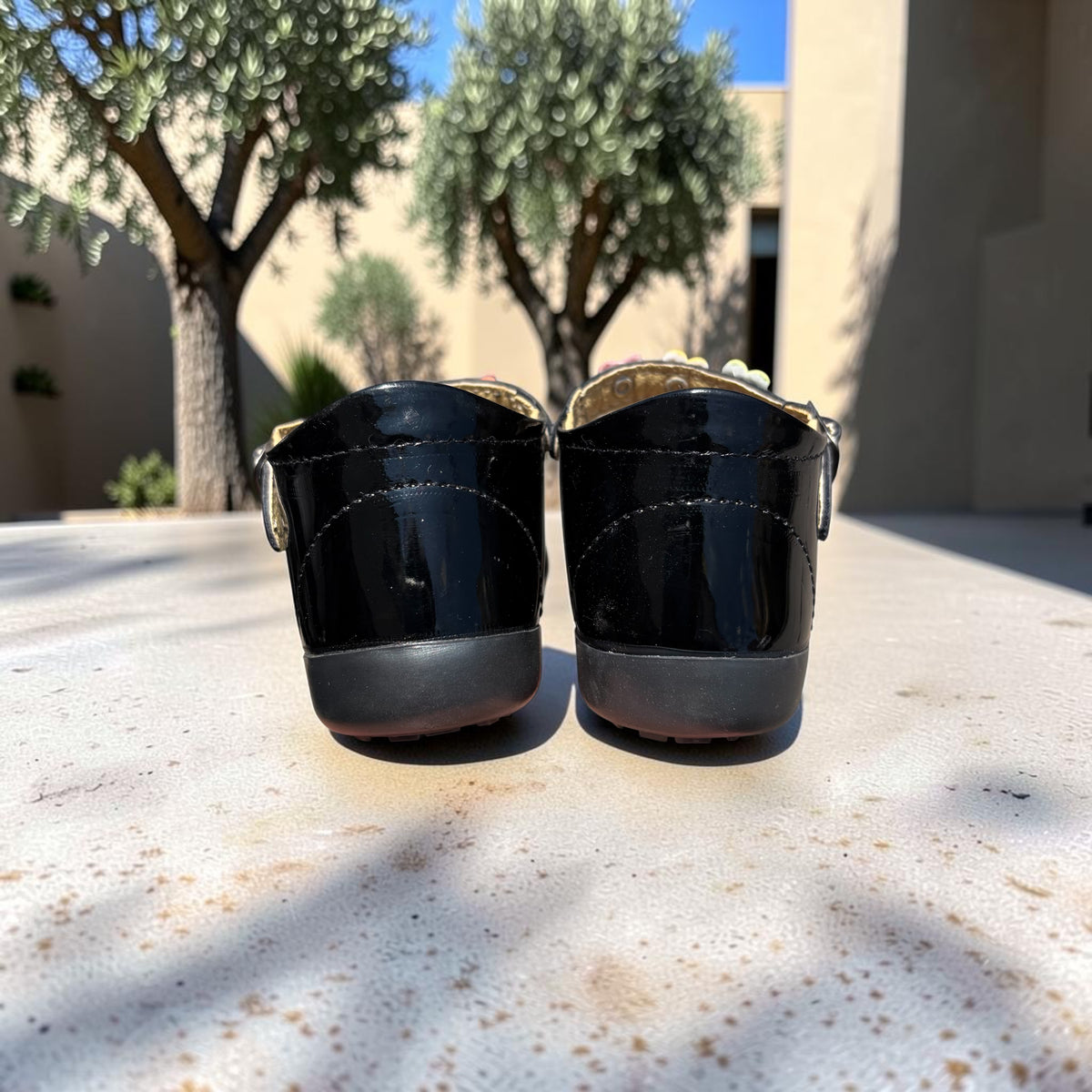 Mariana, zapatitos de charol negro con flores de colores Christhinne - foto 3
