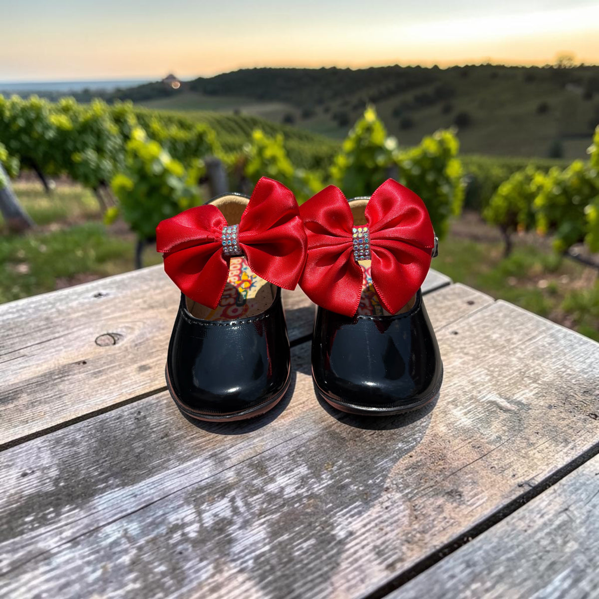 Sofía, zapatitos de charol negro con lazo rojo Christhinne