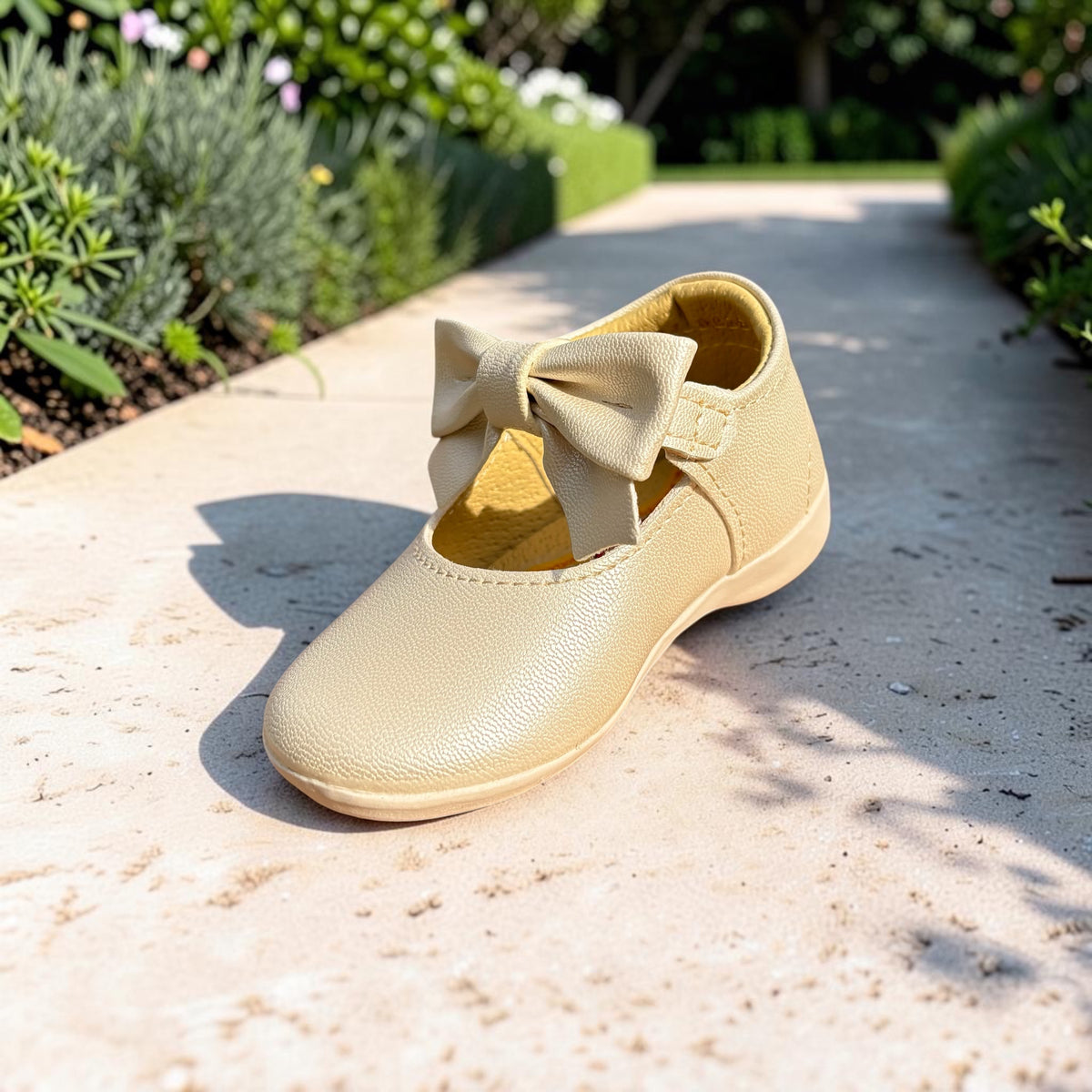 Lía, zapato con moño grande en tono crema Christhinne - foto 3