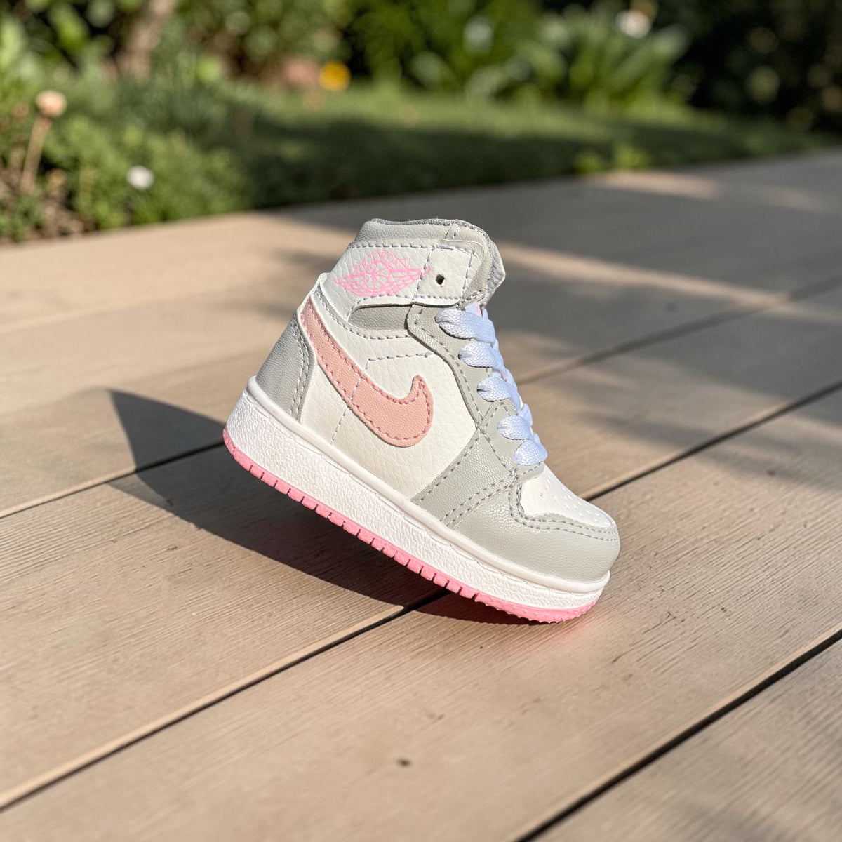 Jade, tenis botín blanco, gris y rosa Christhinne