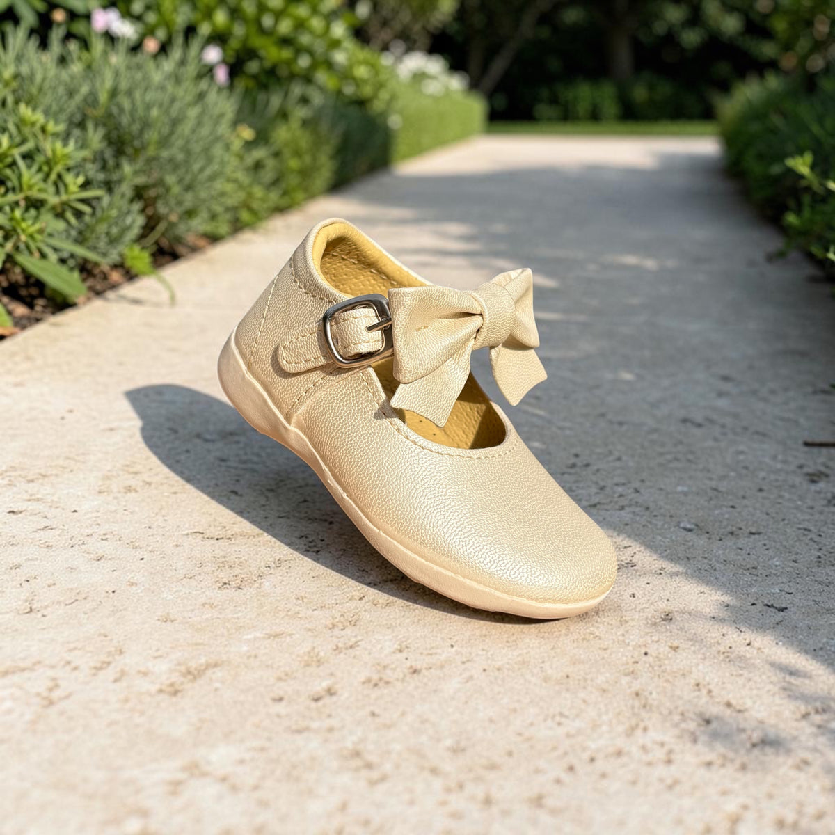 Lía, zapato con moño grande en tono crema Christhinne