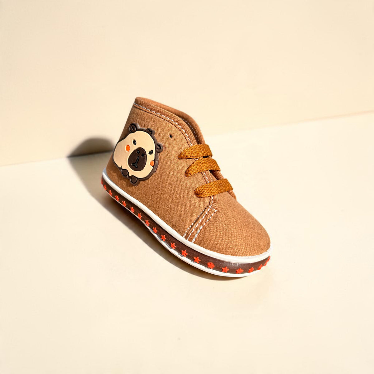 Nube, botitas beige con capibara bordada Christhinne