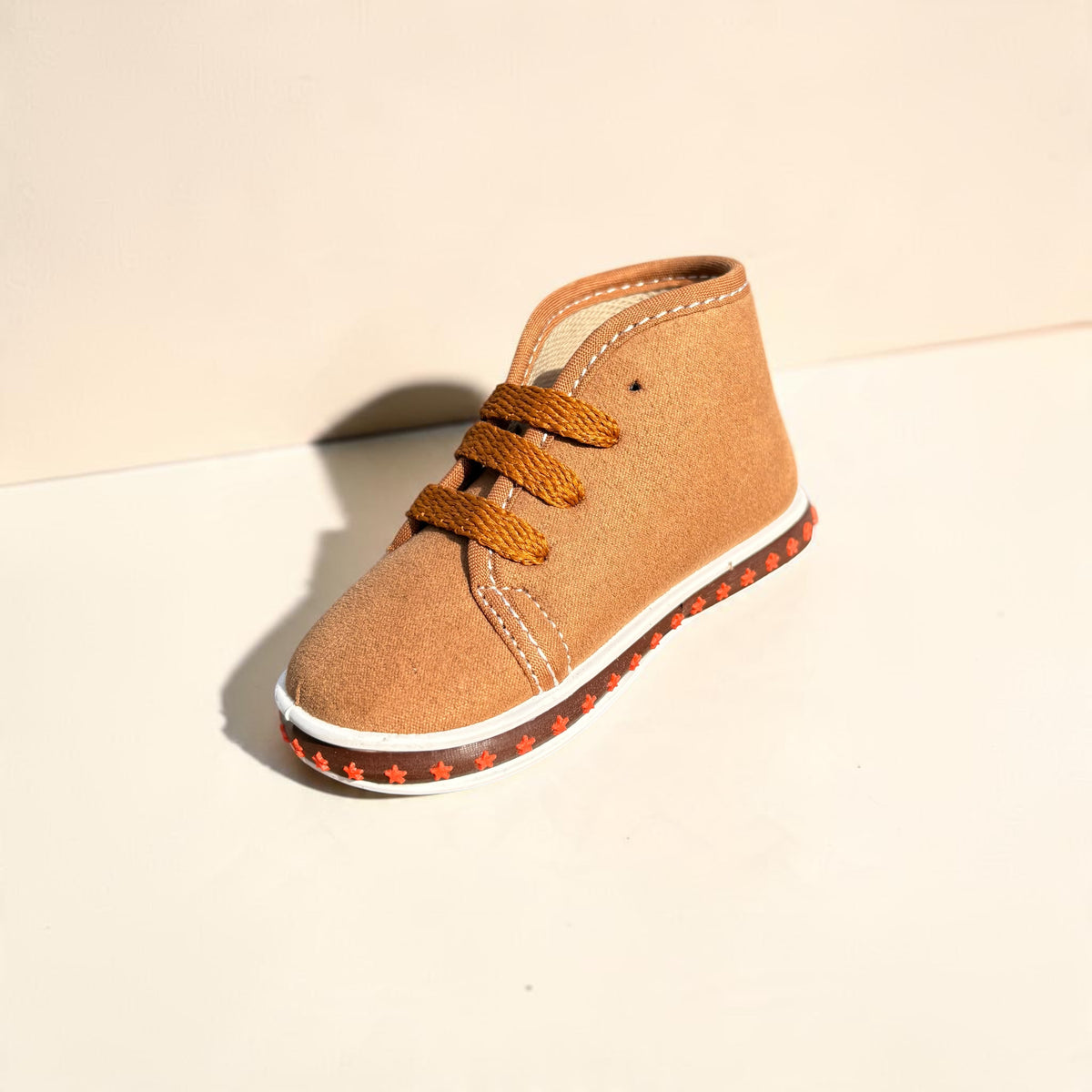 Nube, botitas beige con capibara bordada Christhinne - foto 3