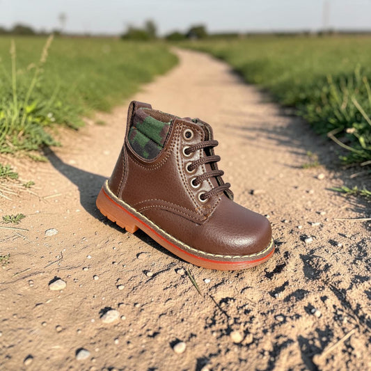 Rocco, bota chocolate con detalle militar Christhinne