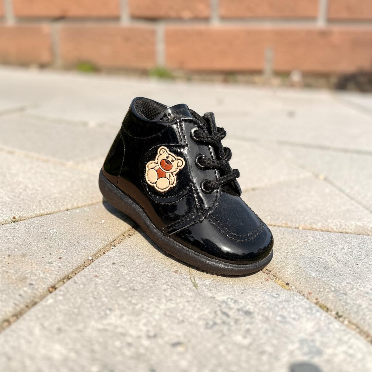 Teddy, zapato de charol negro con osito Christhinne