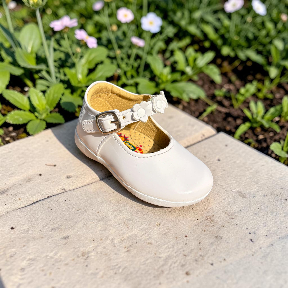 Jazmín, zapatito de charol blanco con florecitas Christhinne
