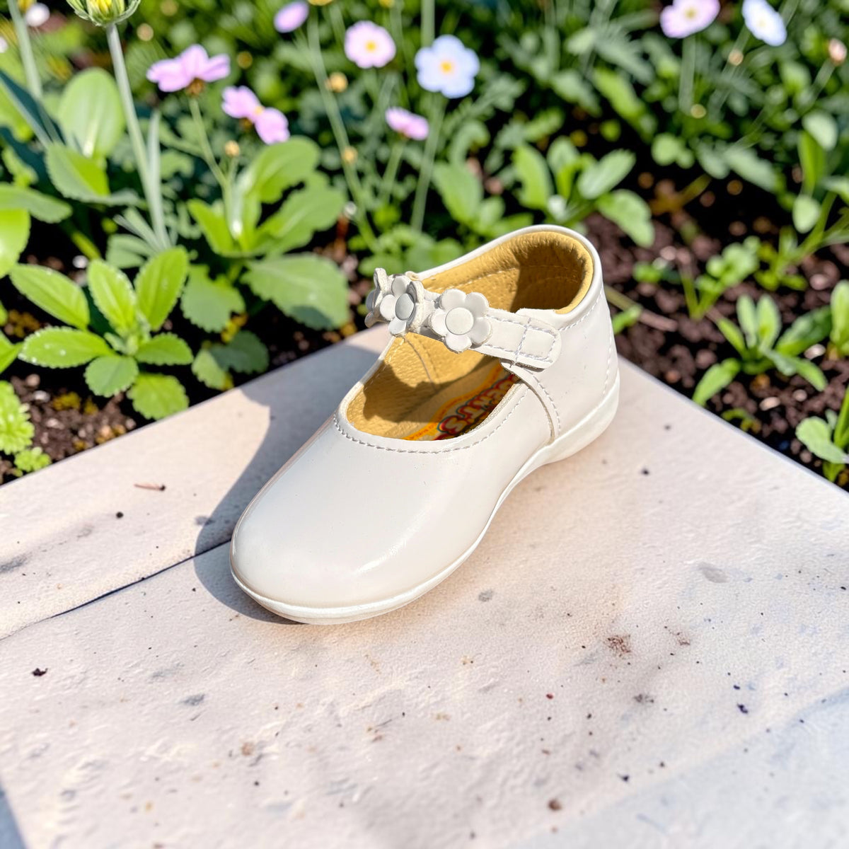 Jazmín, zapatito de charol blanco con florecitas Christhinne - foto 3