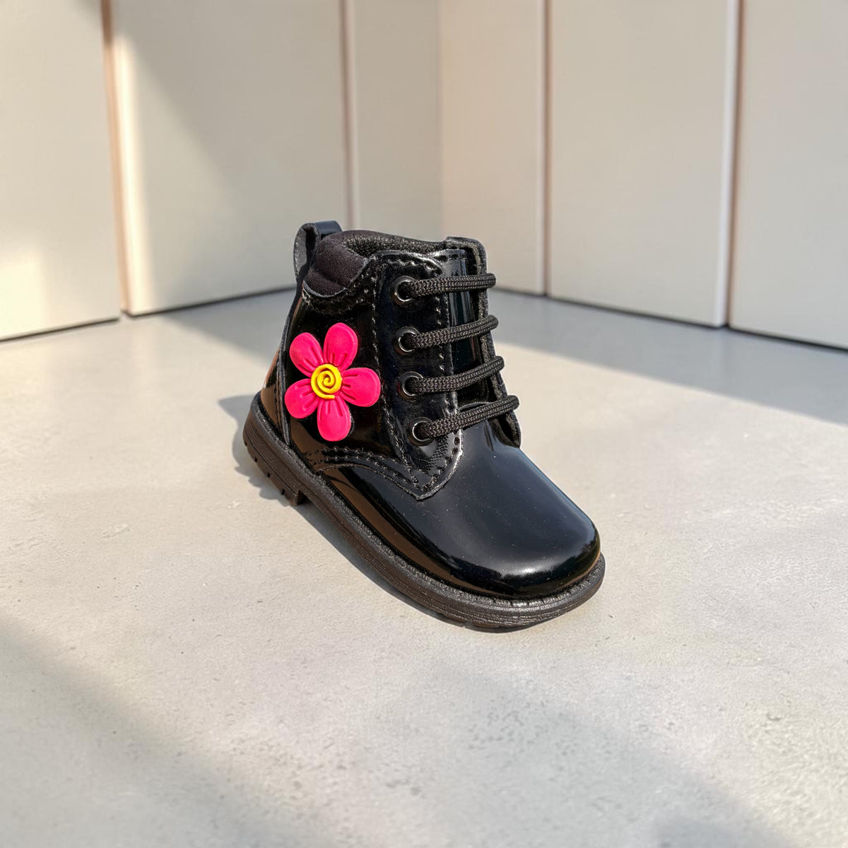 Flor, bota de charol negro con flor lateral Christhinne