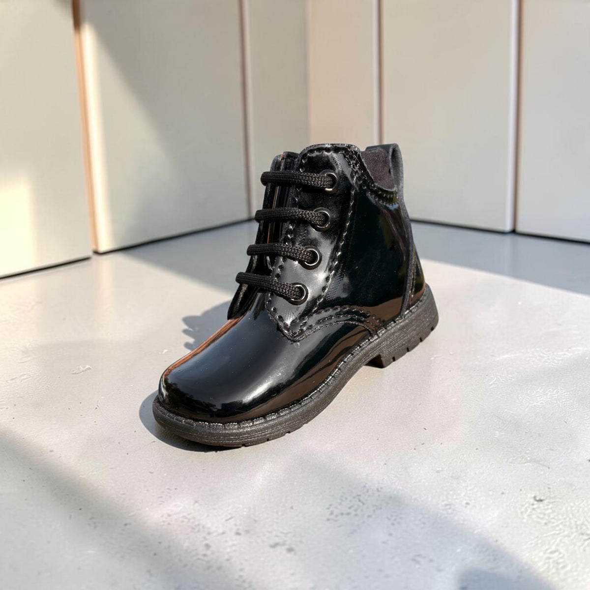 Flor, bota de charol negro con flor lateral Christhinne - foto 3