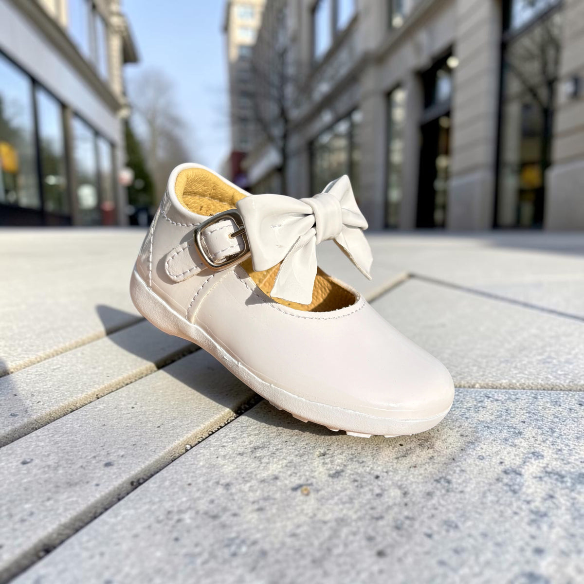 Bianca, zapatito de charol blanco con moño Christhinne