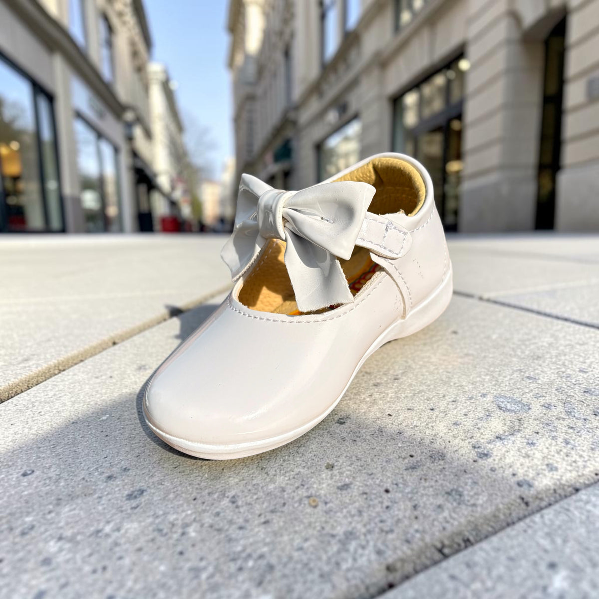 Bianca, zapatito de charol blanco con moño Christhinne - foto 3